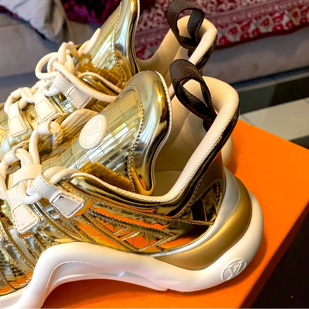 White and gold arch light sneaker